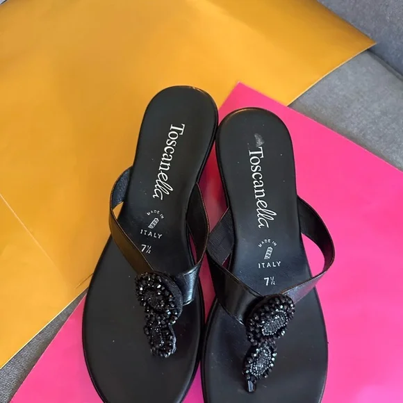 Elegant Black Sandals with Beaded Embellishment - Picture 4 of 5